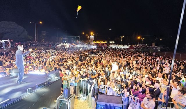 Adilcevaz'da Ender Balkır konser verdi