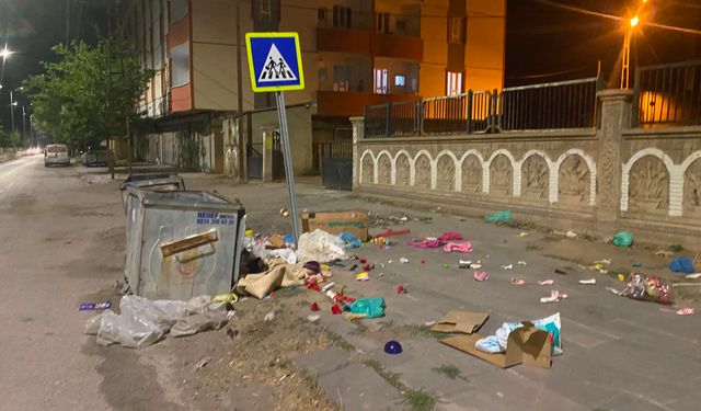 Patnos'ta Çöp Konteynerlerinin Yanına Bırakılan Atıklar Tepki Çekti