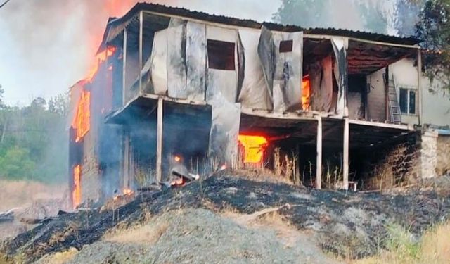 Kemah'ta 2 katlı ev yangında kullanılamaz hale geldi