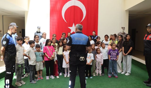 Erzurum’da çocuklara emniyette meslek tanıtımı