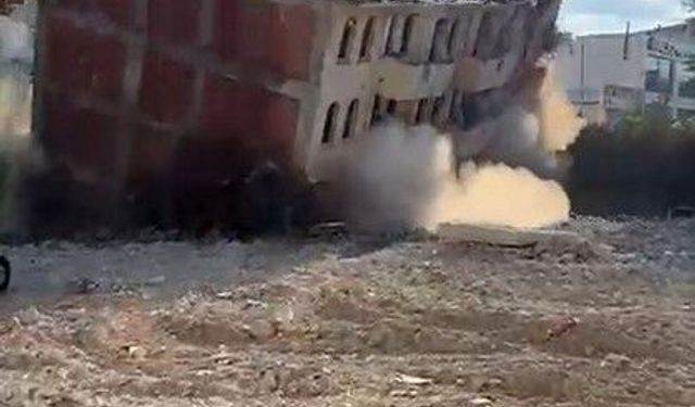 Elazığ’da 5 katlı bina iş makinesinin tek dokunuşuyla yıkıldı