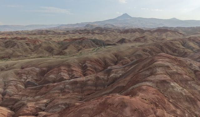 Iğdır’ın Gökkuşağı Tepeleri doğaseverlerin uğrak noktası olmaya devam ediyor