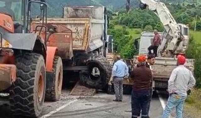 Asfalt yüklü kamyon devrildi: Ardahan-Posof karayolunu kısa süreliğine ulaşıma kapatıldı