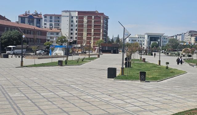 Elazığ’da sıcaklar cadde ve sokakları tenhalaştırdı