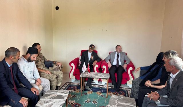 Arpaçay Kaymakamı Güvenç, Kıbrıs Gazisi Şimşir’i evinde ziyaret etti