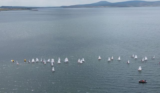 Çıldır Gölü’nde Yelken Heyecanı: 44 Sporcu Kıyasıya Yarıştı
