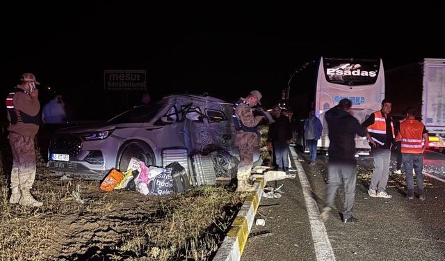 Erzincan’da yolcu otobüsü ile SUV tipi araç çarpıştı: 1'i ağır 7 yaralı