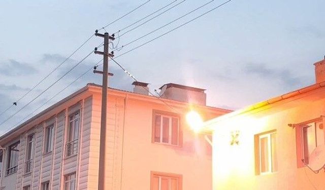 Erzincan’da elektrik direği kıvılcım saçtı: Mahalle sakinleri korku dolu anlar yaşadı