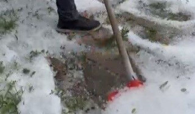 Kars’ta dolu yağışı Bulanık köyünü beyaza bürüdü