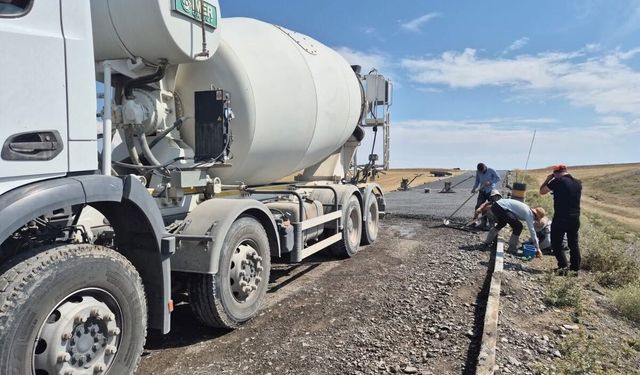 Akyaka’da köy yolları betonla buluşuyor