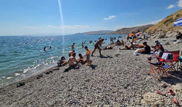 Adilcevaz plajları tıklım tıklım