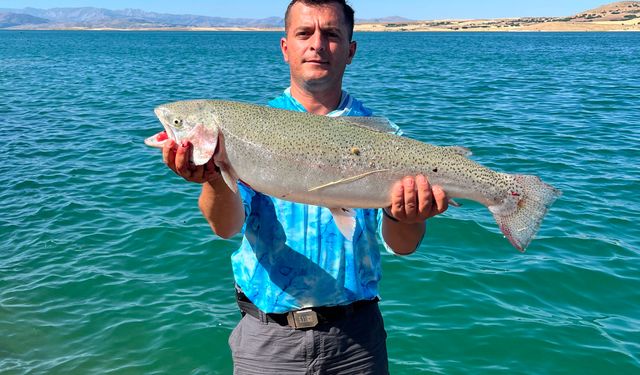 Amatör balıkçı oltayla 5,5 kiloluk alabalık yakaladı