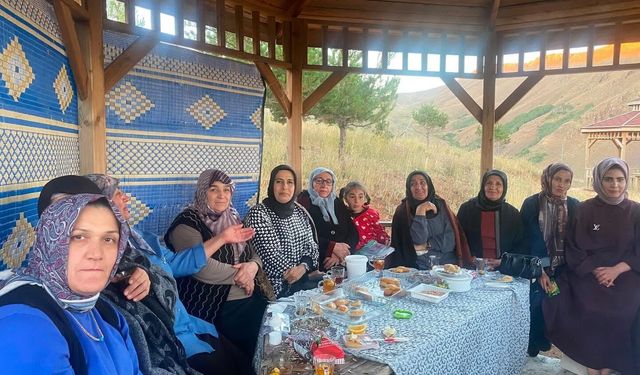 AK Parti Erzincan Kadın Kolları Otlukbeli’nde Kadınlarla Buluştu
