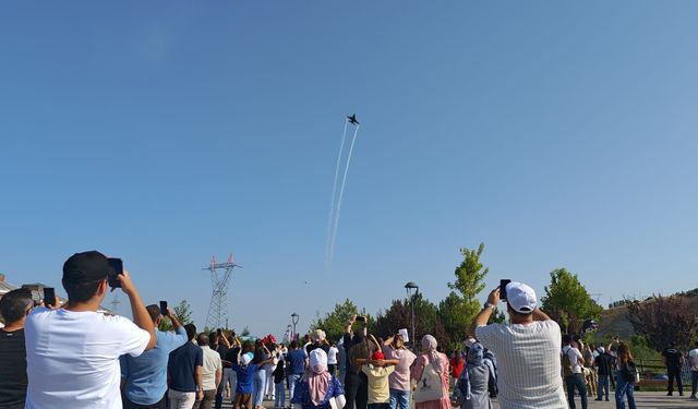 Ahlat'ta SOLOTÜRK gösteri uçusu nefes kesti