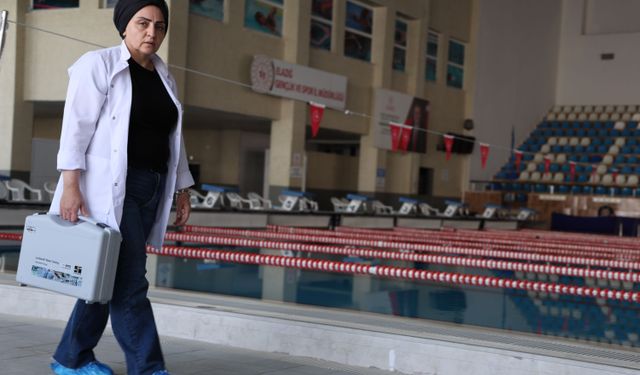 Türkiye'de tek olan kimyager Derya Çambay Elazığ havuzlarını ulusal standartlarda tutuyor