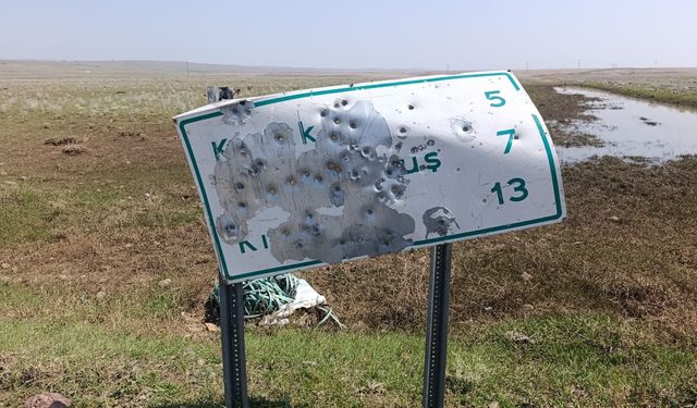 Arpaçay’da yol tabelalarını hedef tahtasına çevirdiler