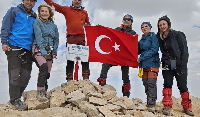 Ankara'dan Hakkâri'ye uzanan zirve macerası: 7 dağcı Reşko'yu aştı