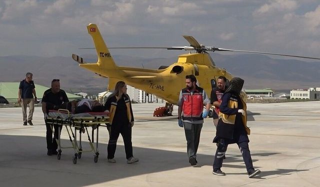 Ambulans helikopter traktör altında kalan genç için havalandı