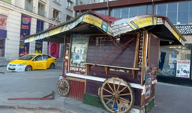 Tarihi büfe otobüs çarpmasıyla hasar gördü