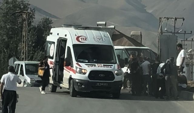 Yüksekova'da iki araç çarpıştı: 4 yaralı