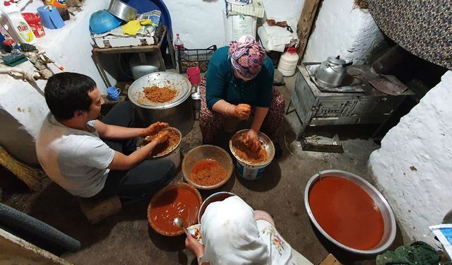 Erzincan’da kış hazırlığı başladı: Menemen ve salçalar kazanlarda kaynıyor