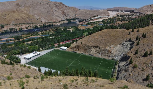 Dağın eteğinde, baraj gölü manzarasıyla dikkat çekiyor