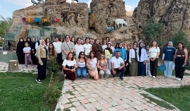 Giresun ve Iğdır’dan gelen gençler Şemdinli’nin tarihi güzelliklerini keşfetti