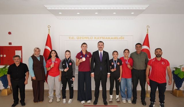 Üzümlü’nün başarılı güreşçileri Kaymakam Hökelekli’yi ziyaret etti
