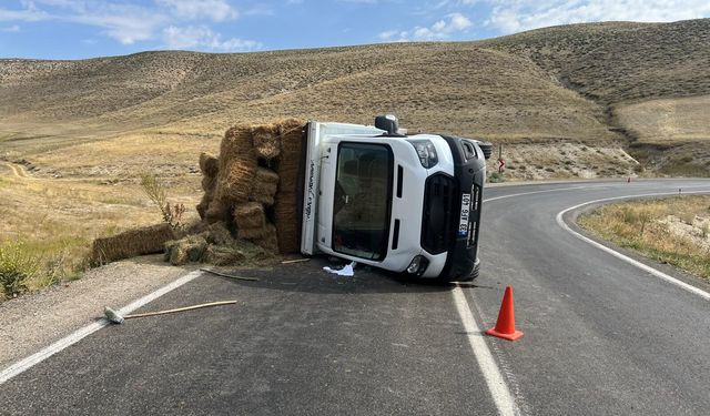Erzurum’da ot yüklü kamyonet virajda devrildi: 2 yaralı