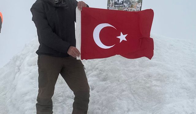 Elazığlı sporcudan 30 Ağustos’a Ağrı Dağı’nın zirvesinde anlamlı selam