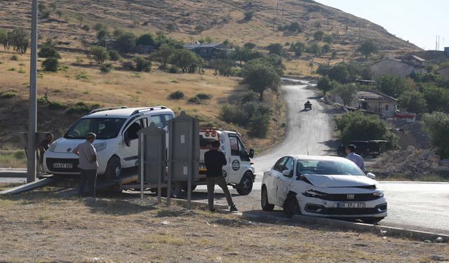 Malatya'da otomobille çarpışan hafif ticari araçtaki 2 kişi yaralandı
