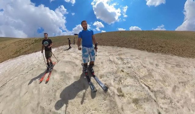 Erzincan’da ağustos sıcağında 3 bin 250 rakımda kayak keyfi