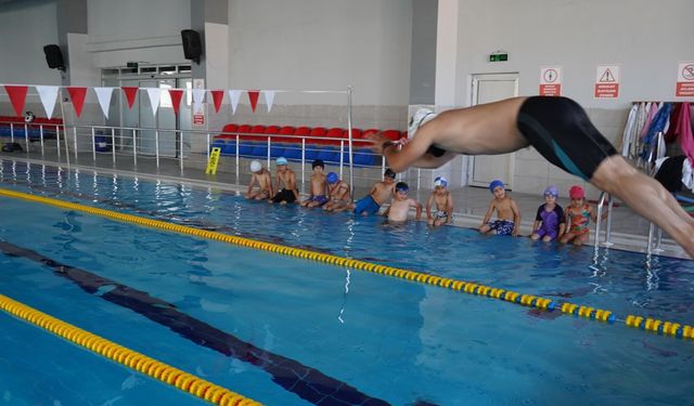 Yüzme havuzunda geleceğin sporcuları yetişiyor