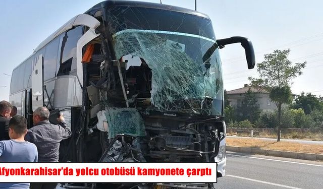 Afyonkarahisar'da yolcu otobüsü ile kamyonet çarpıştı: 1 ölü, 15 yaralı