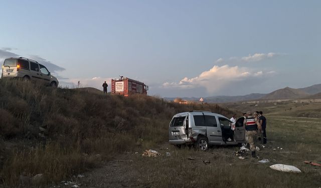 Erzurum-Artvin kara yolunda panelvan şarampole devrildi, 2 kişi yaralandı