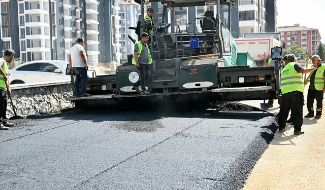 Yeşilyurt’ta sıcak asfalt çalışmaları sürüyor