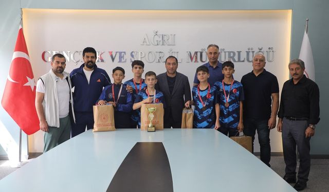 Ağrı’nın badmintoncularından Türkiye üçüncülüğü