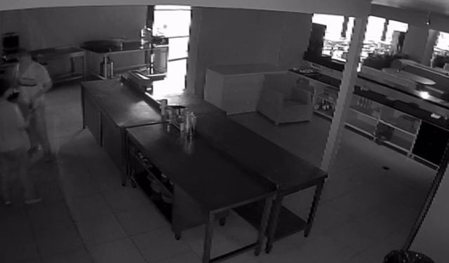 Hırsızlık için girdikleri kafede sucuklu yumurta yapıp yediler