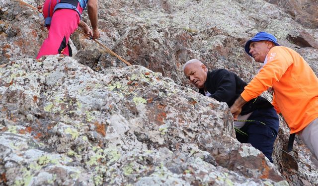 Tekelti Dağı’nda korku dolu anlar: Mahsur kalan dağcı kurtarıldı