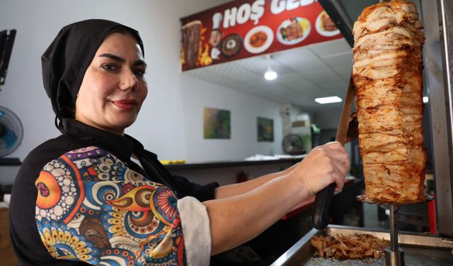 Elazığ'da iki çocuk annesi kadın girişimci, döner tezgahının başına geçti