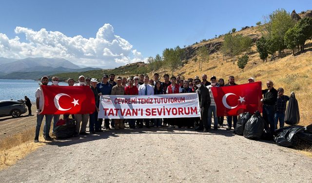 Van Gölü kıyısında temizlik seferberliği: 100 kişi katıldı, 4 ton çöp toplandı