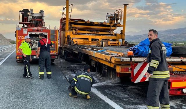 Erzincan’da seyir halindeki tırın dorsesi yandı