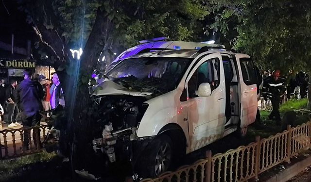 Erzurum’da kontrolden çıkan otomobil ağaca çarptı: 2 yaralı