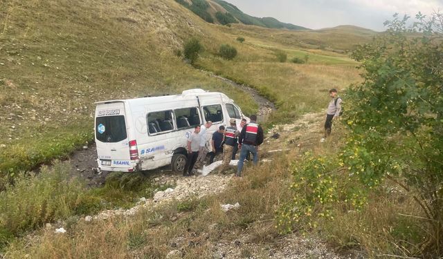 İspir’de yolcu minibüsü şarampole devrildi: 3 yaralı