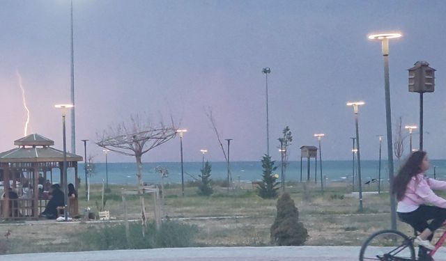 Van’da yağmur ve şimşekler geceyi aydınlattı