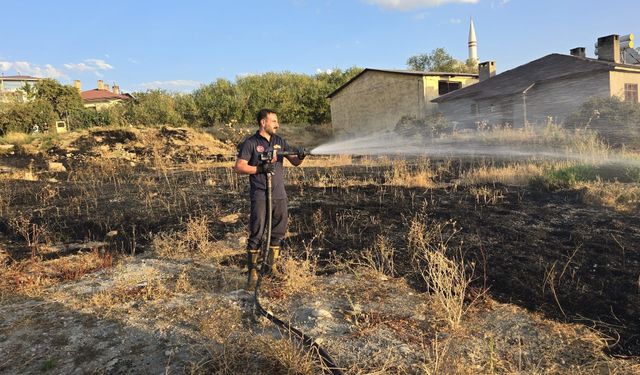 Van’da örtü yangını paniğe neden oldu