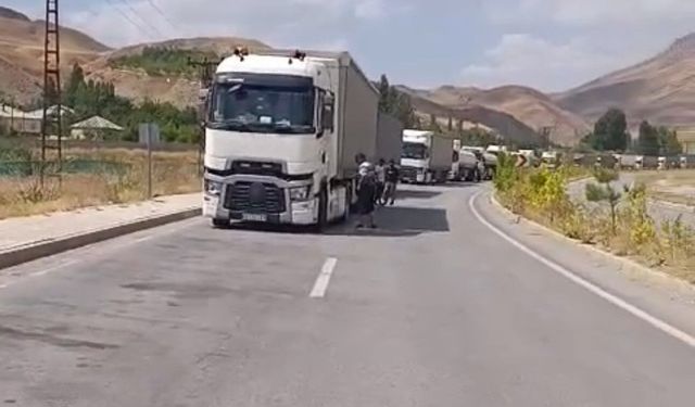 Yüksekova’da kamyonet tıra çarptı: 1 yaralı