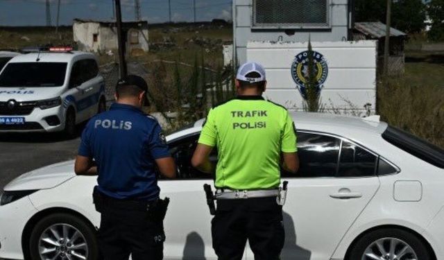 Kars’ta trafik ekiplerinden karayollarında sıkı denetim: "Hızınızı düşürün, kemerinizi takın"