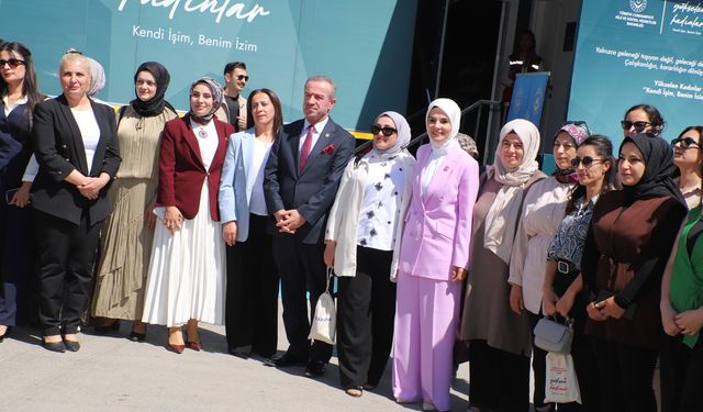 Bakan Göktaş, Hakkari'de kadınlarla buluştu