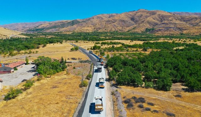 20 kilometrelik grup yolunda asfalt çalışması sürüyor